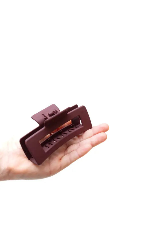 Claw Clips Versus Elastics: Which Holds Better?